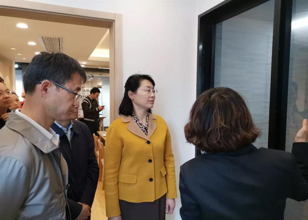 肖艷彥總經(jīng)理介紹整體淋浴房