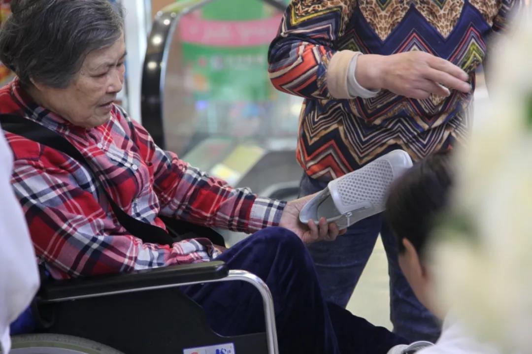 到店的顧客正在挑選適老鞋