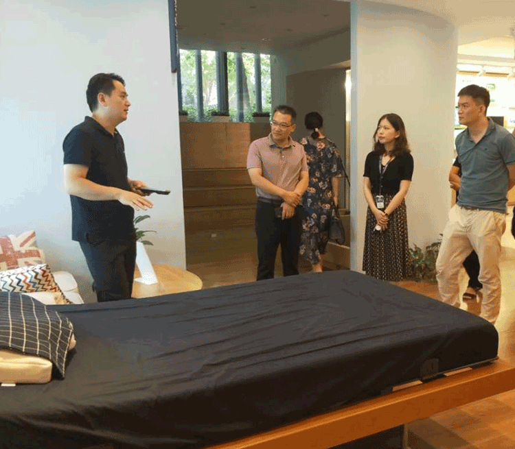 江蘇東臺(tái)市衛(wèi)健委主任曹國平一行到訪丁橋展廳